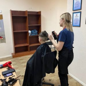 Волонтеры провели мастер-класс по парикмахерскому искусству
